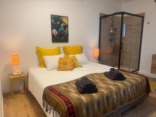 una camera da letto con un letto con asciugamani sopra di Johlie a Oeyregave