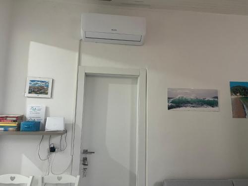 a room with a white door with a air conditioner at Casa VERA in Pitelli