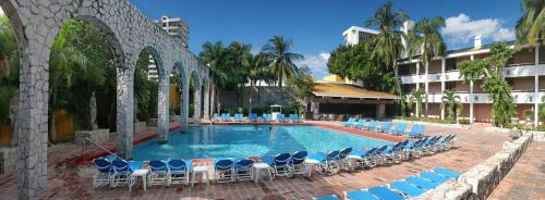 Swimming pool sa o malapit sa El Cid Granada Hotel & Country Club