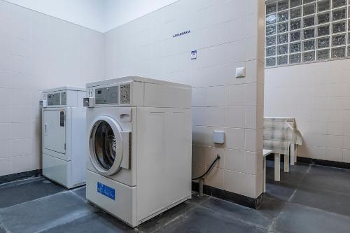 a washing machine and a washer in a room at HI Alijo - Pousada de Juventude in Alijó