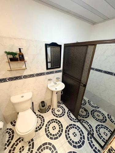 a bathroom with a toilet and a sink at Apartamento cerca a la Basilica Buga valle in Buga