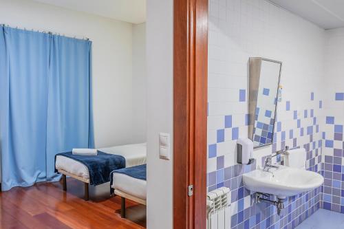 a bathroom with a sink and a mirror at HI Douro Alijó - Pousada de Juventude in Alijó