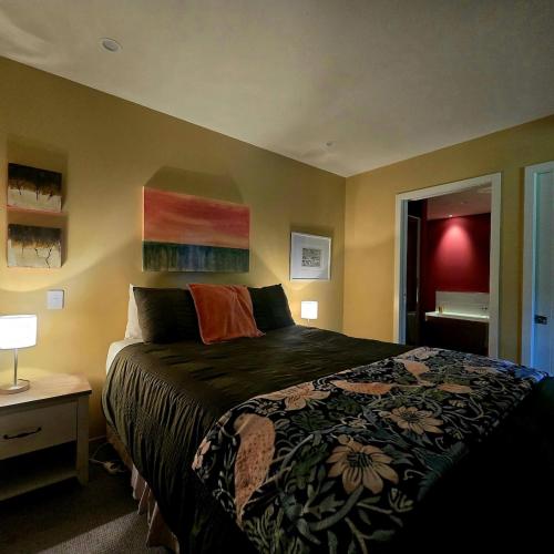 a bedroom with a large bed in a room at Riverside Retreat in Twizel