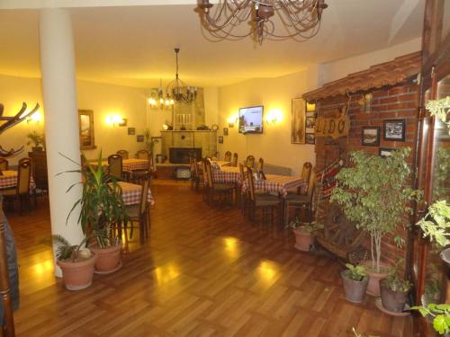 un comedor con mesas y sillas y una pared de ladrillo en Hotel Lido, en Pristina