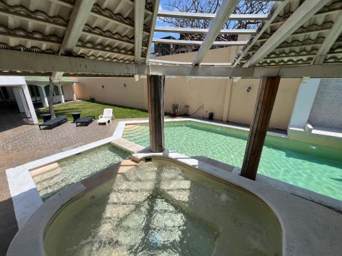 an indoor swimming pool in a building with a swimming pool at CASA con alberca, súper ubicación. Puerto de Veracruz in Veracruz