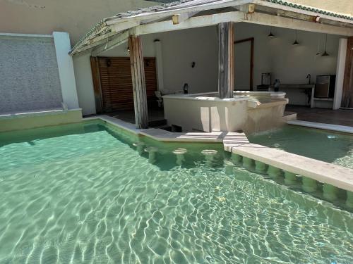 a swimming pool with a tub in the water at CASA con alberca, súper ubicación. Puerto de Veracruz in Veracruz