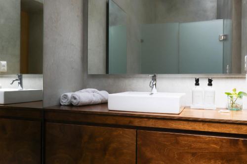 a bathroom with two sinks and a large mirror at Casa María Guest House in Santa Cruz Etla