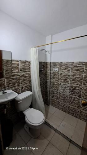 ein Badezimmer mit Toilette, Dusche und Waschbecken in der Unterkunft Hotel oriente in Maicao