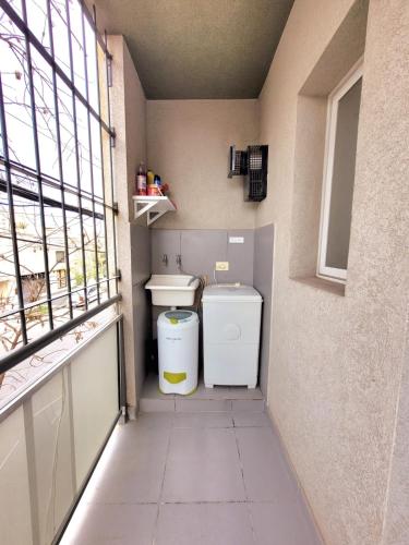 a small bathroom with a toilet and a sink at Dpto M1 con cochera centro-sur Santa Fe in Santa Fe