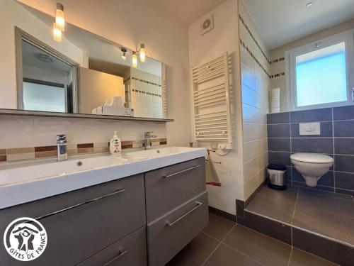 Maison rénovée avec jardin privatif, proche des Sables d'Olonne, parking et Wifi inclus