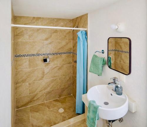 ein Badezimmer mit Dusche und Waschbecken in der Unterkunft Casa Mi Chula in Veracruz