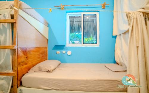 a room with two bunk beds and a window at Playa de la Fuente in El Paredón Buena Vista