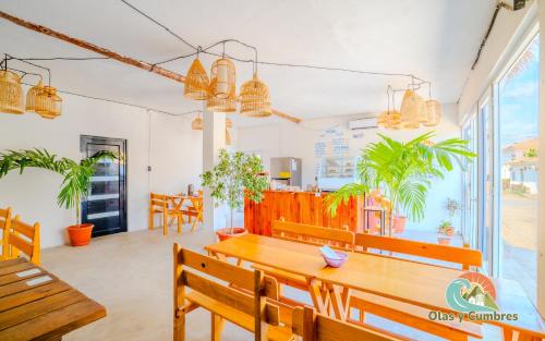 a dining room with benches and a table at Playa de la Fuente in El Paredón Buena Vista