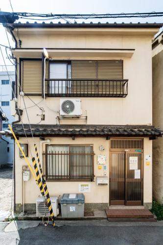 a building with a caution tape in front of it at - 旅time 粉浜照 - 玉出駅まで徒歩3分 住吉大社まで徒歩13分 最大6人宿泊可能 in Osaka
