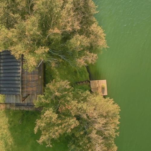 瓜塔佩La Pausa Hotelbistro的从高处俯瞰水中岛屿上的一栋房屋