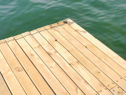 瓜塔佩La Pausa Hotelbistro的水中央的木制码头