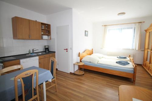 a small room with a bed and a kitchen at Ostseedeich 08 in Prerow