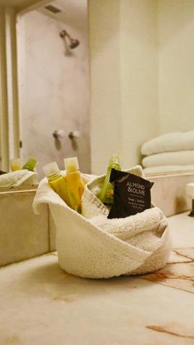 a bathroom with a bath tub with a towel at Hotel Altum Business in Toluca