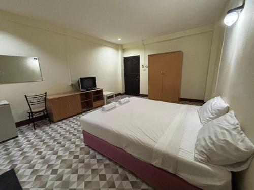 ein Hotelzimmer mit Bett und Flachbildfernseher in der Unterkunft Khamsrithongchai hotel in Mukdahan