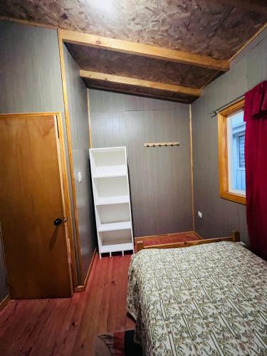 a bedroom with a bed and a closet at Casa alojamiento Peumallen in Puerto Varas