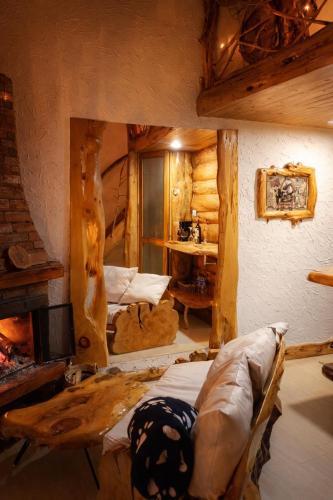 a room with two beds in a log cabin at Cabaña en la Calera el Pinar in La Calera
