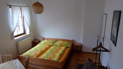 Een bed of bedden in een kamer bij Apartmány Vrchlabí