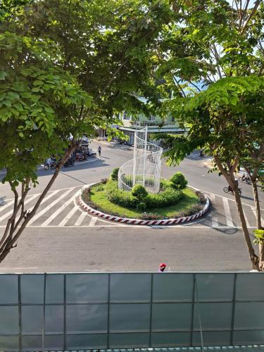 a view of a street with a monument in a park at Homestay Hồng Hoa in Hà Tiên