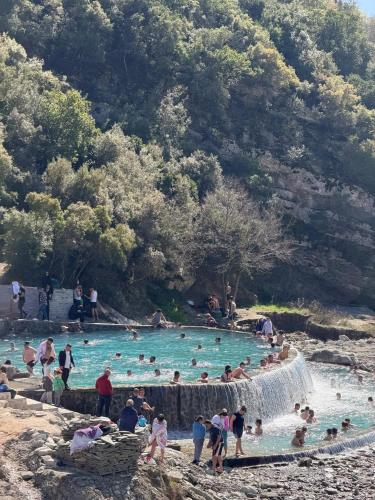 eine Gruppe von Menschen in einem Schwimmbad in der Unterkunft Vila Katalea in Gjirokastër