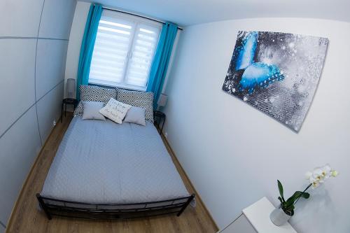 Кровать или кровати в номере Blue Apartment Cieplice