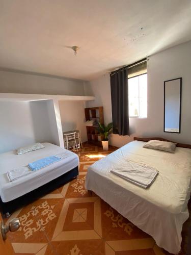 ein Schlafzimmer mit zwei Betten und einem Fenster in der Unterkunft GoodWaves Surf Hostel in Huanchaco