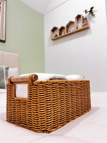 a wicker basket sitting on a table in a room at บ้านต้นลมสุวรรณภูมิ Baantonlom suvarnabhumi in Ban Khlong Thewa
