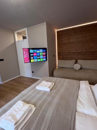 a bedroom with a large bed with two towels on it at MOREHOME Zentral Parkplatz Balkon nähe Therme in Bad Wörishofen
