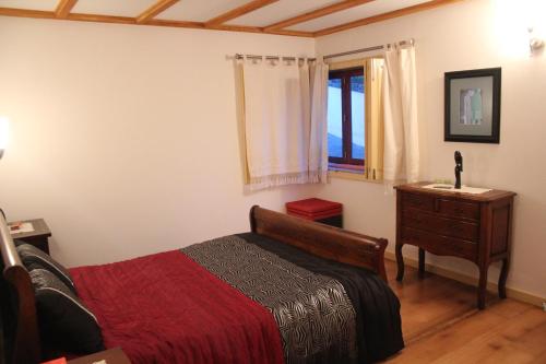 1 dormitorio con 1 cama, vestidor y ventana en Casa de Tapadeiro, en Resende