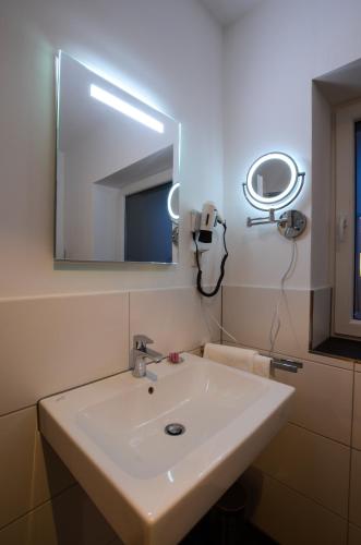 a bathroom with a sink and a mirror at Bingers kleine Scheune in Willich