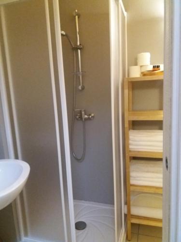 um chuveiro na casa de banho com um lavatório em Villa Cocuzza em Piozzo