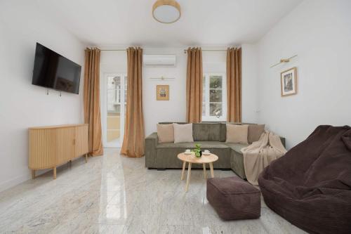 Old Town Secret Garden Apartment by Noclegi Renters