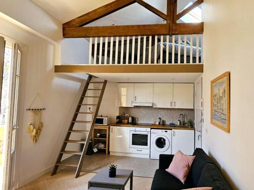 un soggiorno con letto a soppalco e una cucina di Le Virenque a Nizza