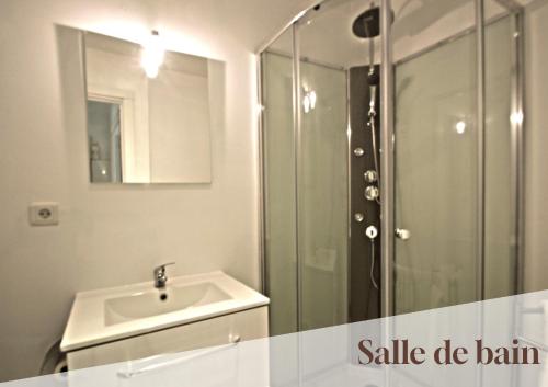 a white bathroom with a sink and a shower at Apt 4 Eaux-Chaudes proche Laruns et Espagne in Laruns