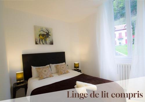 a bedroom with a bed and a window at Apt 4 Eaux-Chaudes proche Laruns et Espagne in Laruns