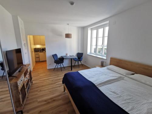a bedroom with a bed and a table with chairs at Ferienwohnungen Hartl in Spitz