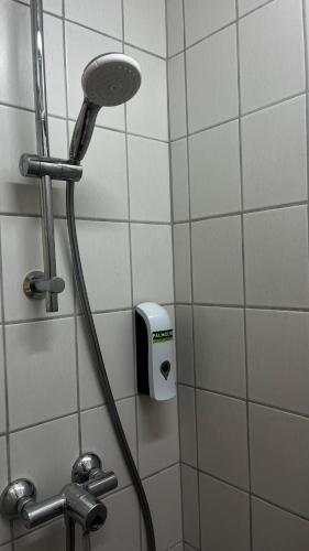 a shower with a blow dryer on a wall at Studio Ohlendorf 3 Min zur A7 mit Parkplatz in Seevetal