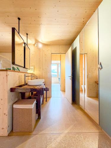 KönizにあるStadtloft Vianne mit Terrasseの洗面台と木製の壁のあるバスルーム