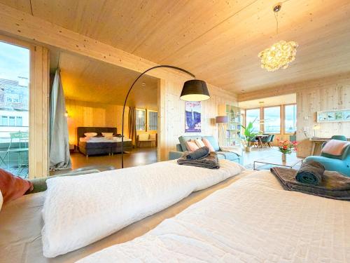 KönizにあるStadtloft Vianne mit Terrasseのベッド2台を備えた広い寝室とリビングルーム