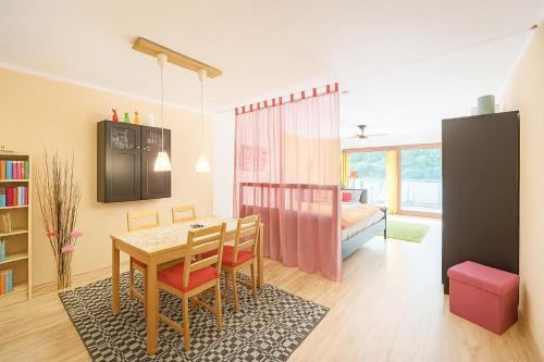a room with a dining table and a bedroom at Waldquartier in Schönwald