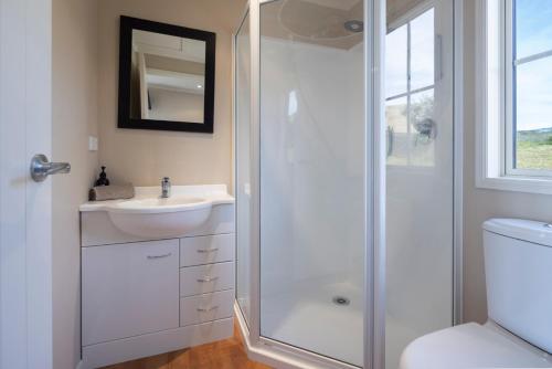 a bathroom with a shower and a sink at Wedderburn Cottages in Wedderburn