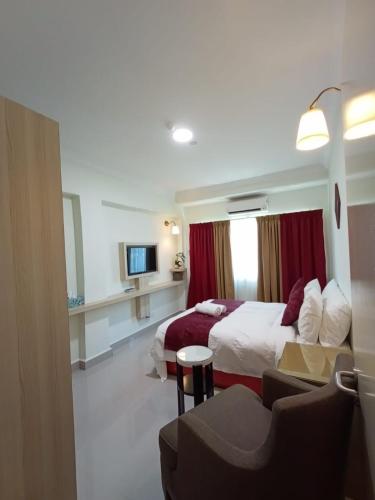 a hotel room with two beds and a couch at Che Wok Hotel in Kota Bharu