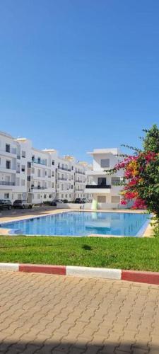 a swimming pool in the middle of a building at البحر والشمس والطبيعه in Pont Blondin