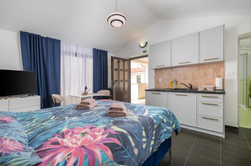 3 holiday apartments with shared pool, peaceful location