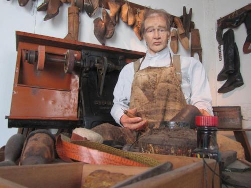 a woman in an apron standing next to a machine at Ferienwohnungen Seewald in Teterow