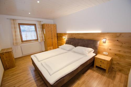 A bed or beds in a room at Appartementhaus LAKE VIEW by All in One Apartments
